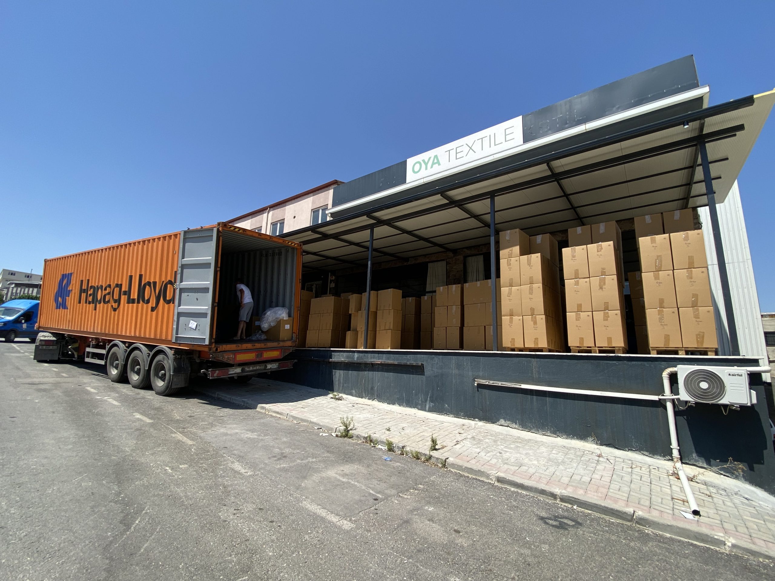 Shipping container being loaded at OYAPET’s Turkish factory—ready for EU pet product delivery.